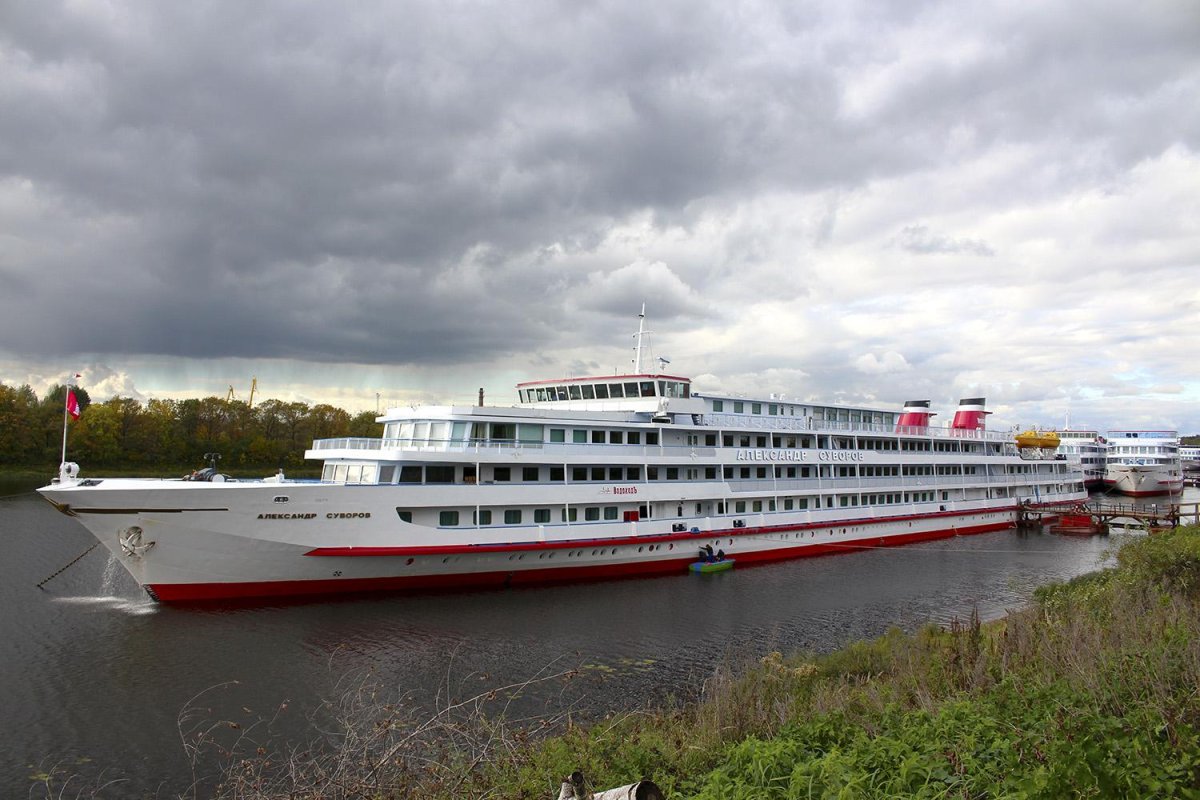 Теплоход четырехпалубный Александр Суворов