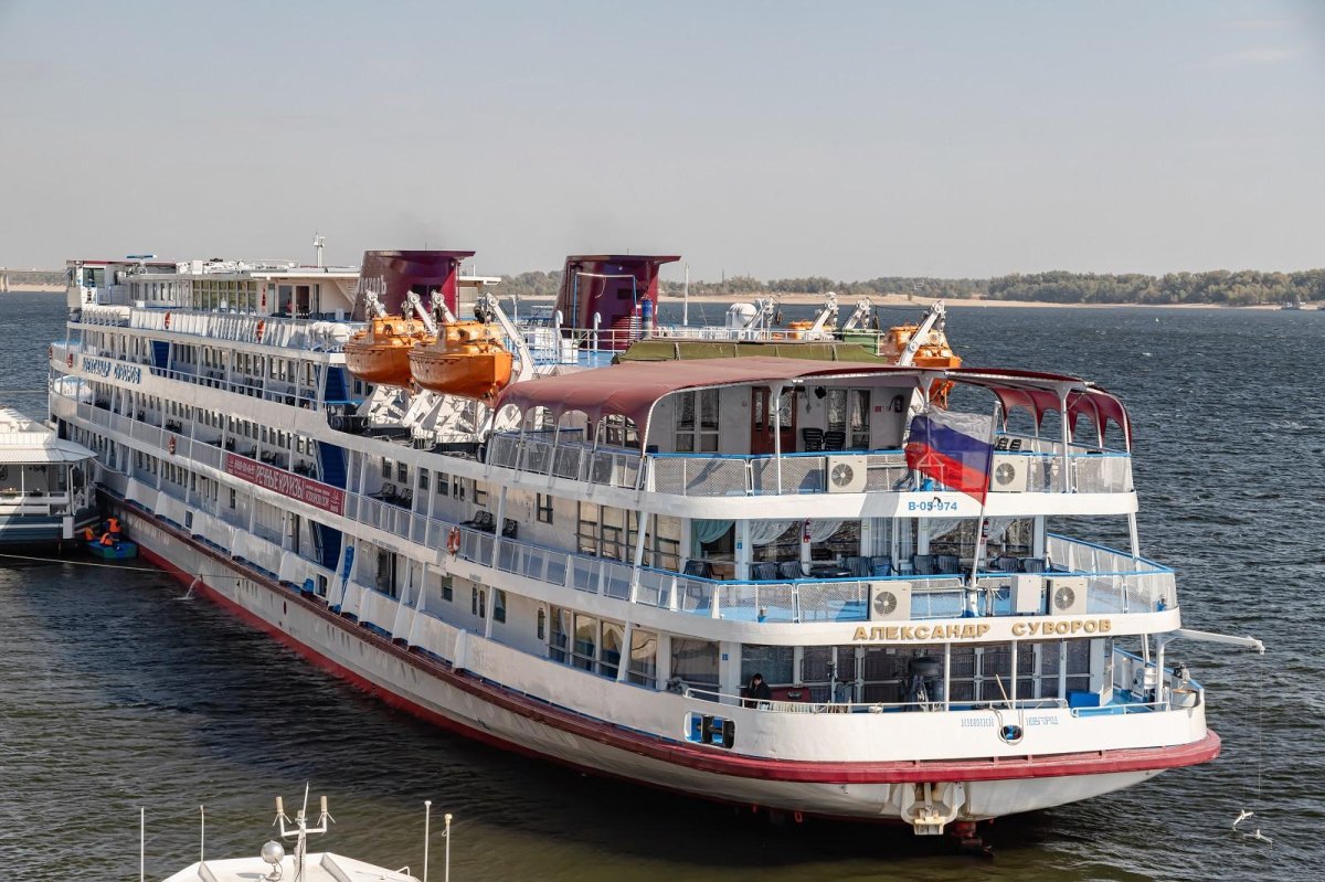 Теплоход Александр Полежаев