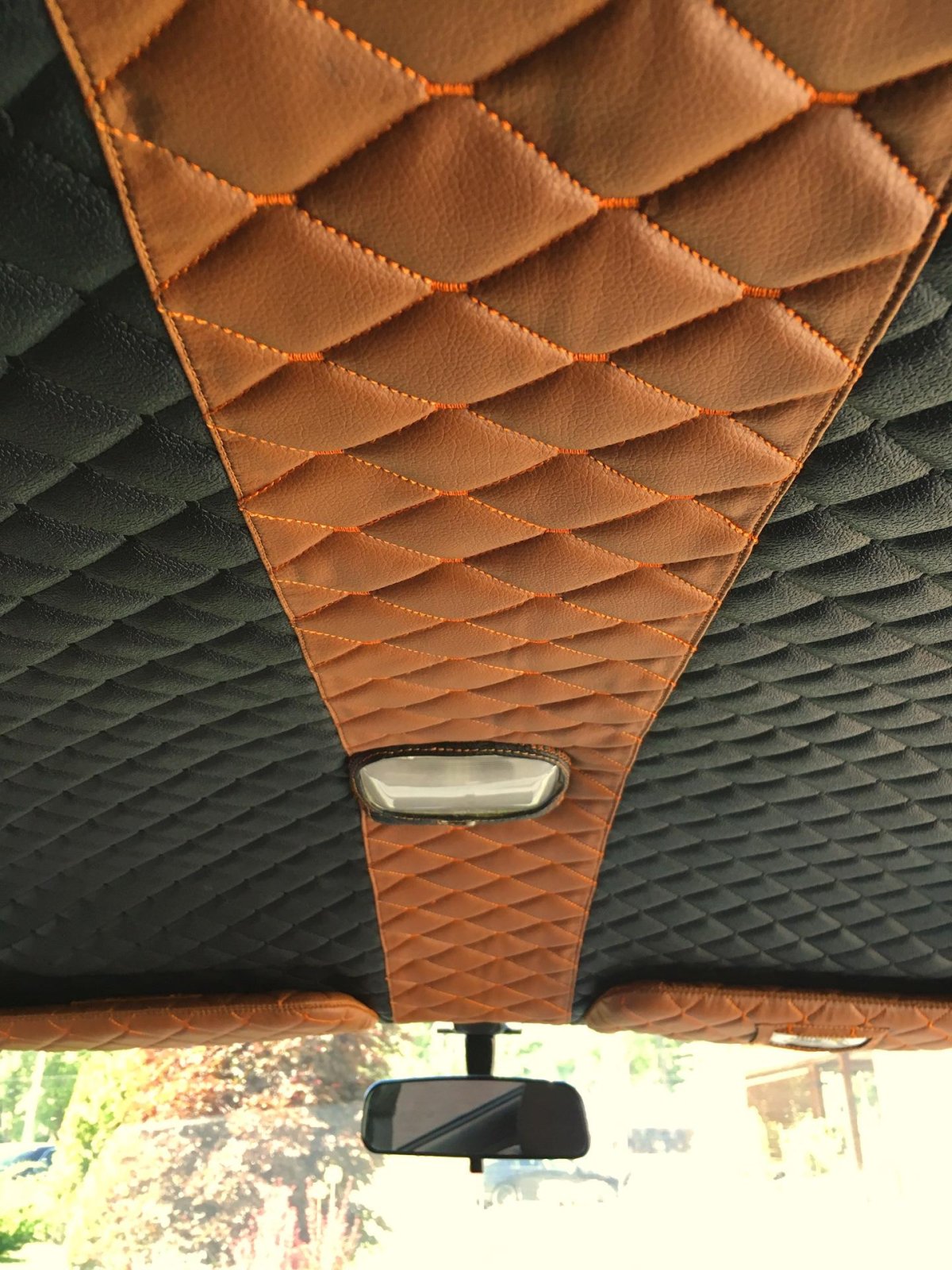 Обшивка салона автомобиля