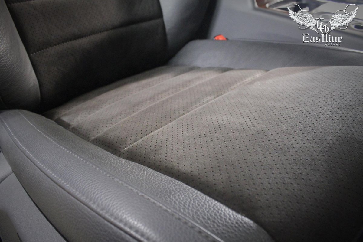 Сиденья из Алькантары и кожи