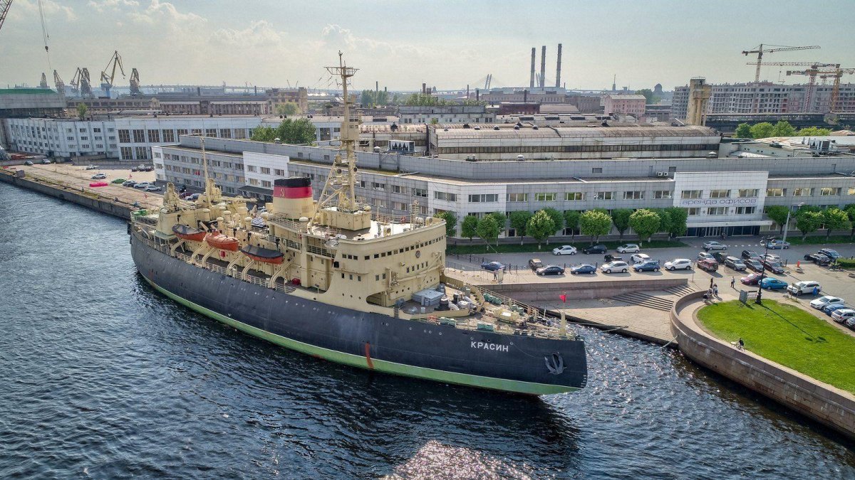 Ледокол Красин в Санкт-Петербурге