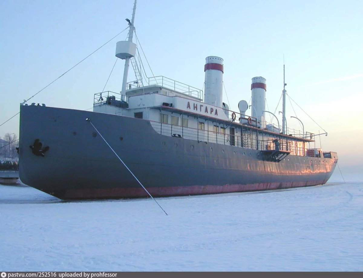 Ледокол Ангара в Иркутске