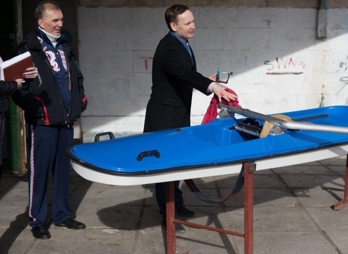 Академическая гребля лодка