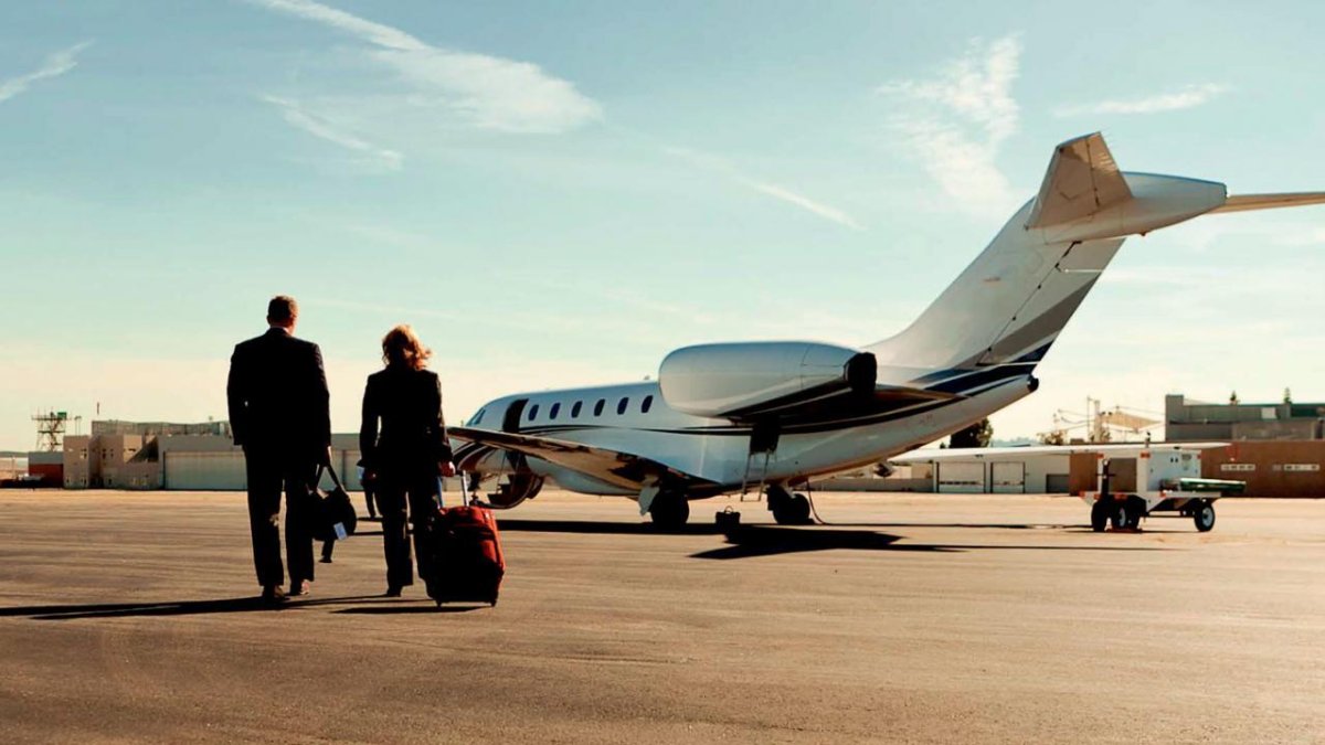 Частный самолёт золотыми крыльями