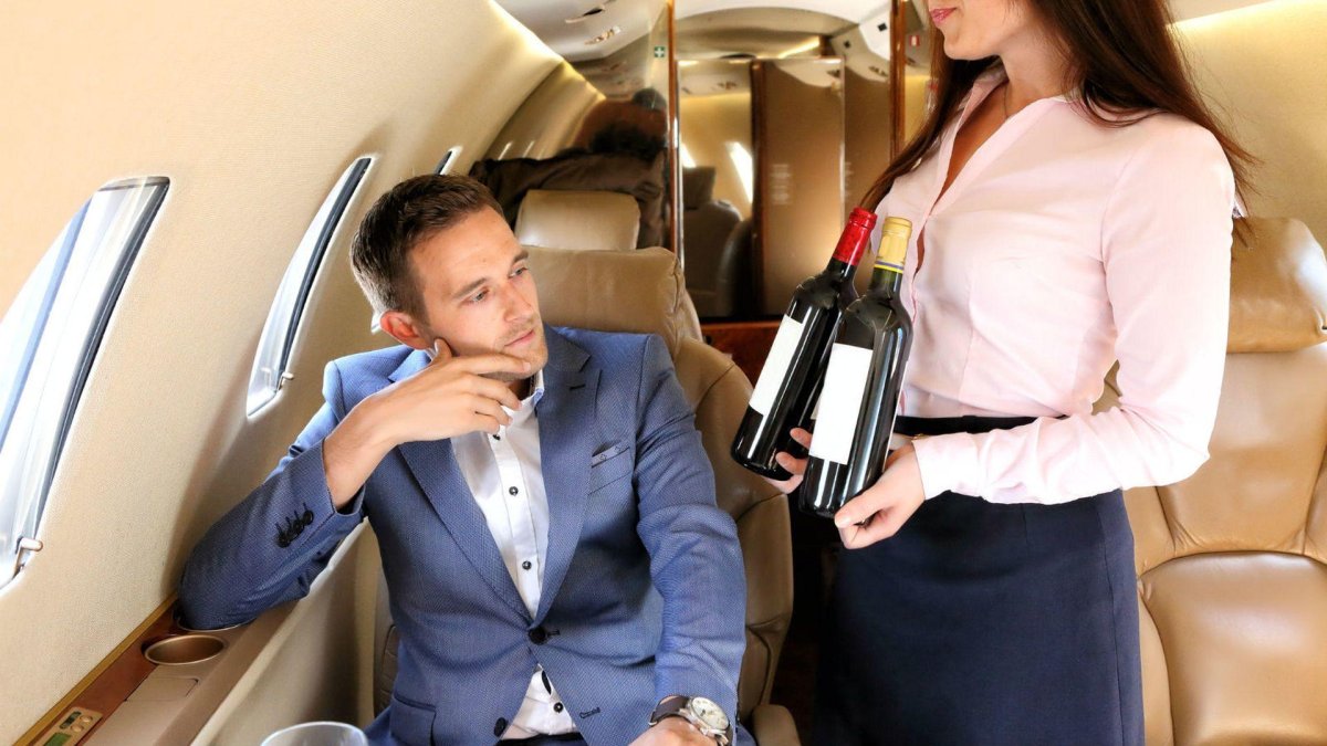 Стюардесса в частном самолете