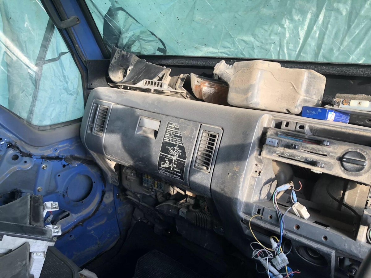 Мазда Титан 1995 внутри кабины