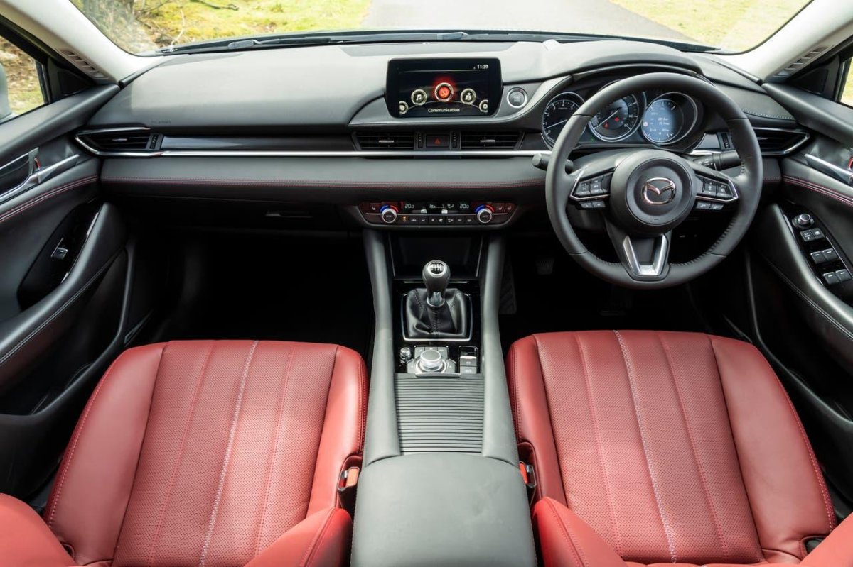 Мазда 6 красная салон