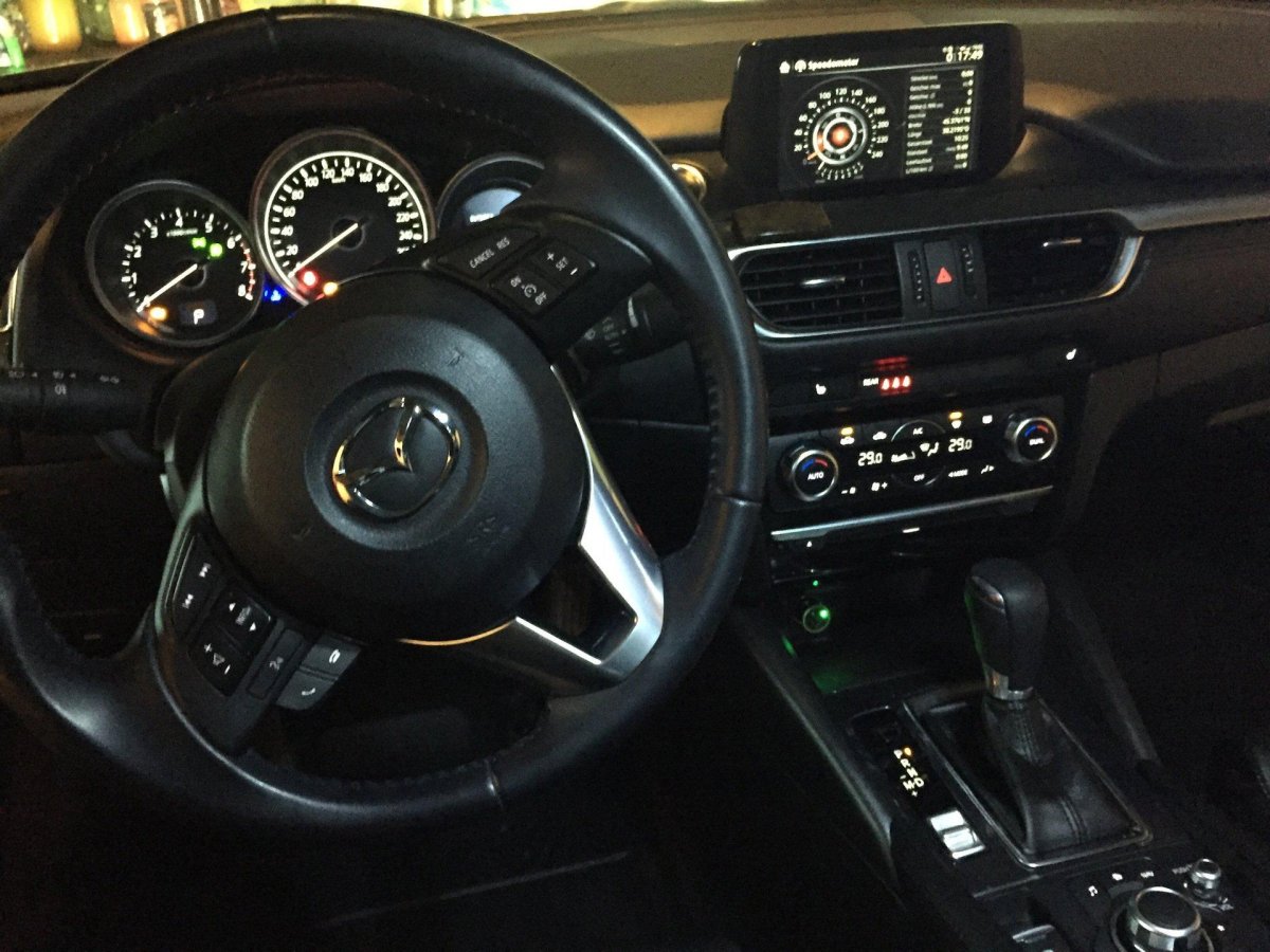 Салон Мазда сх5 ночью