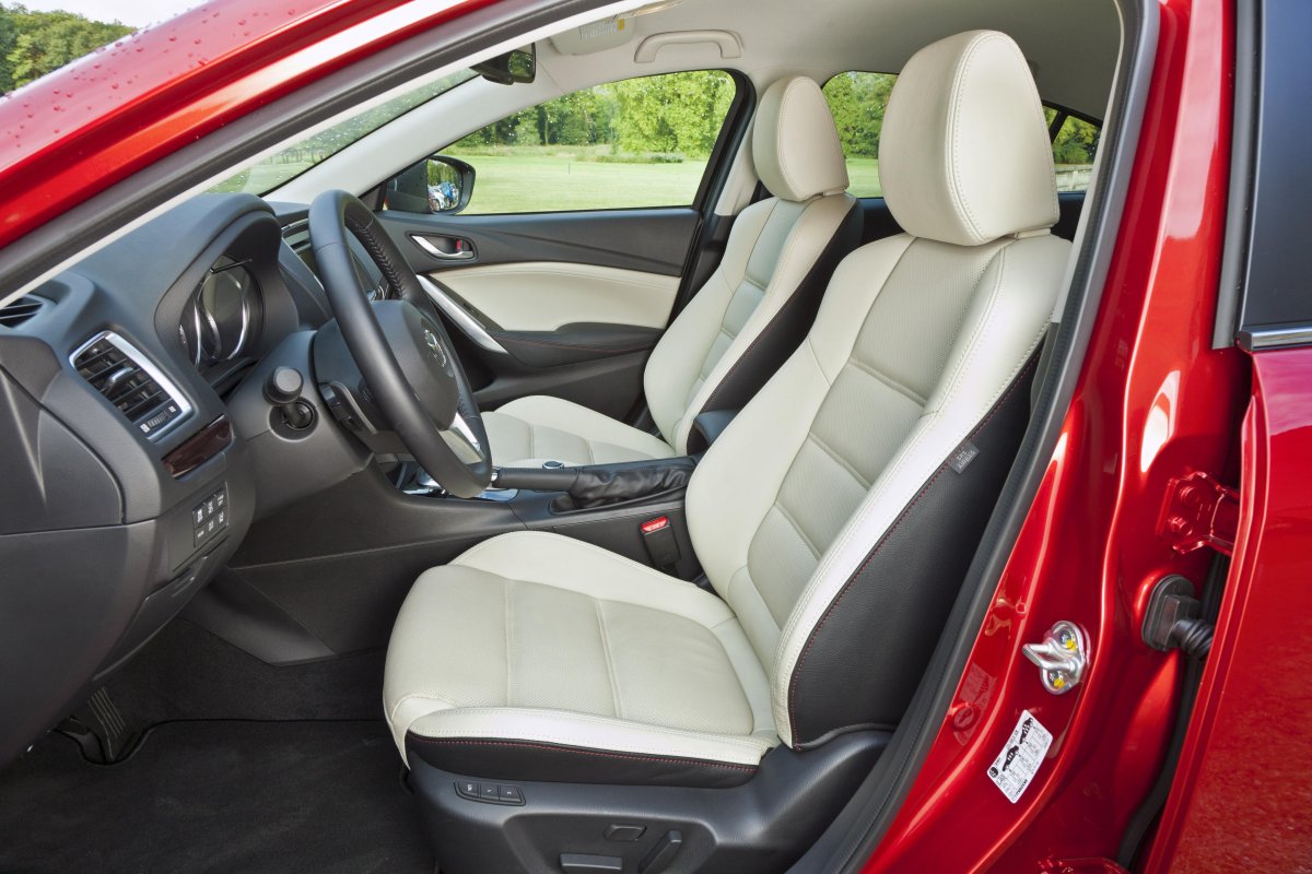 Бежевый салон Мазда 3