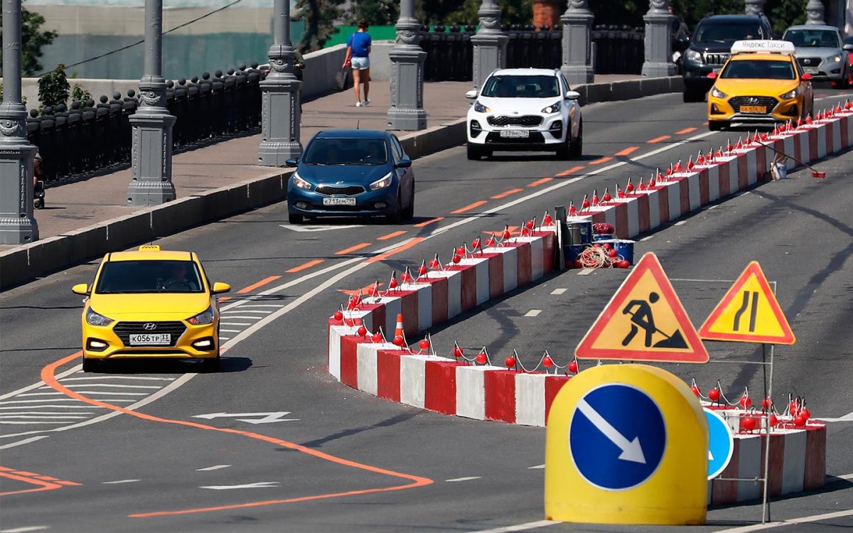 Оранжевая разметка на дороге