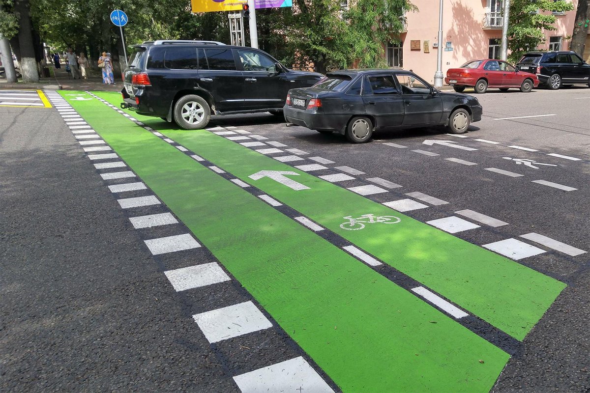 Зеленая разметка на дороге