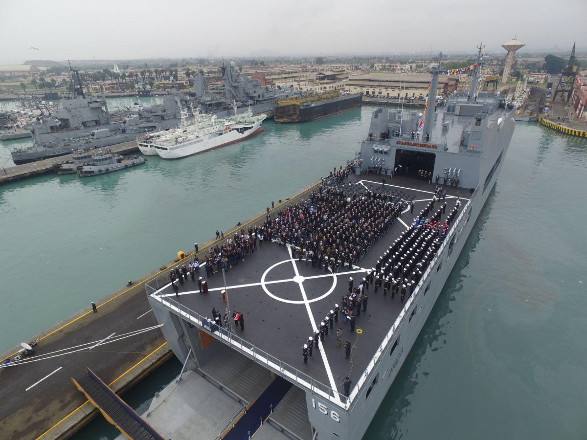 Военный корабль с вертолетной площадкой
