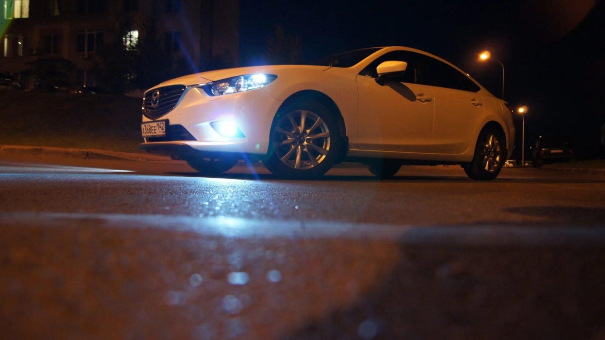 Белая Мазда 6 ночью