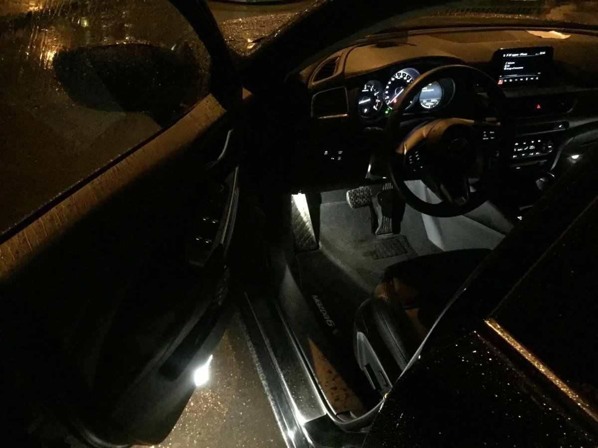 Мазда 6 салон ночью