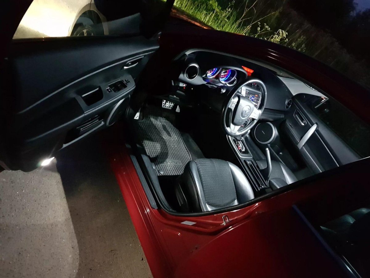 Мазда 6 красная салон