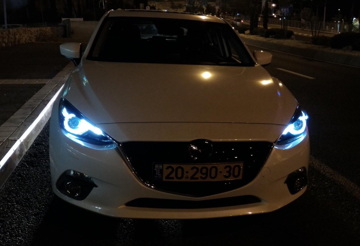 Белая Мазда 6 ночью
