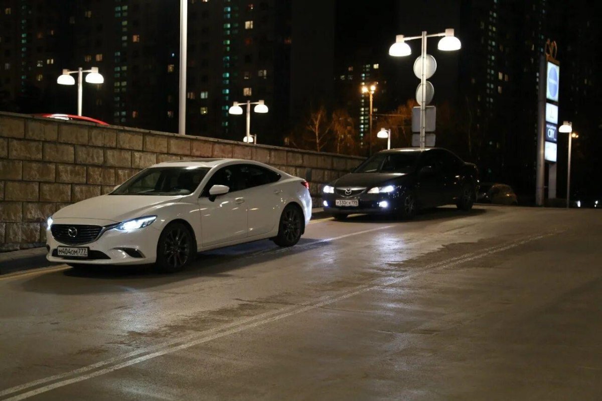 Белая Мазда 6 ночью