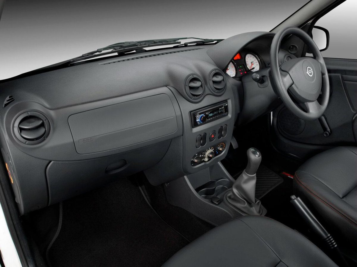 Nissan np200 салон