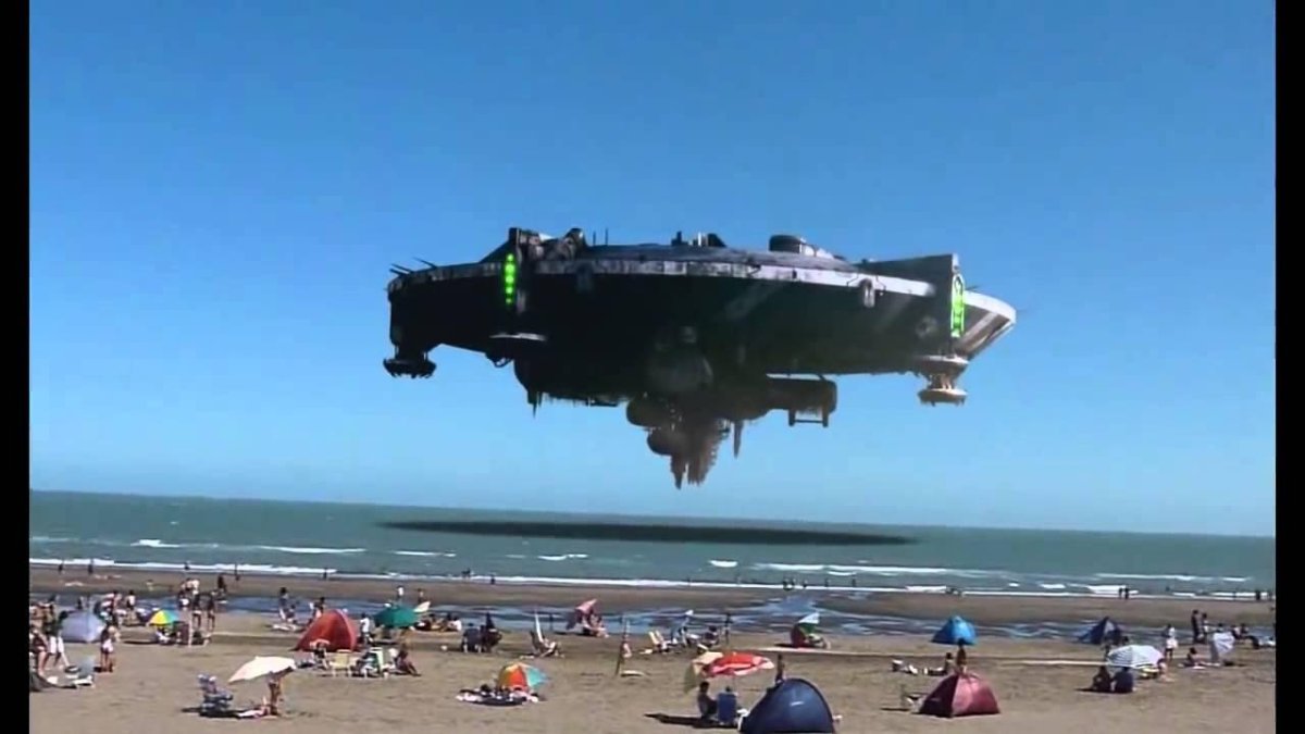 Огромный инопланетный корабль