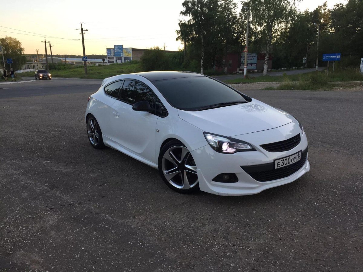 Opel Astra GTC J белая