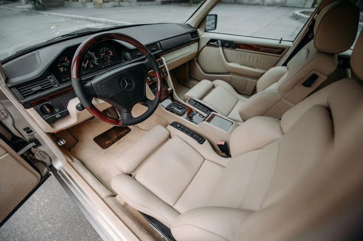 Белый салон Мерседес 124