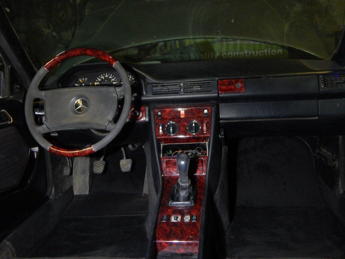 Mercedes w124 красный салон