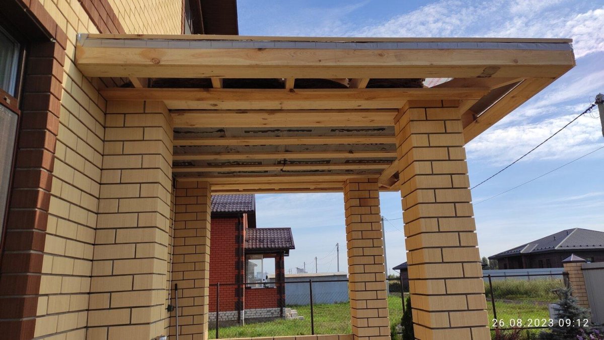 Перемычка между кирпичными столбами террасы