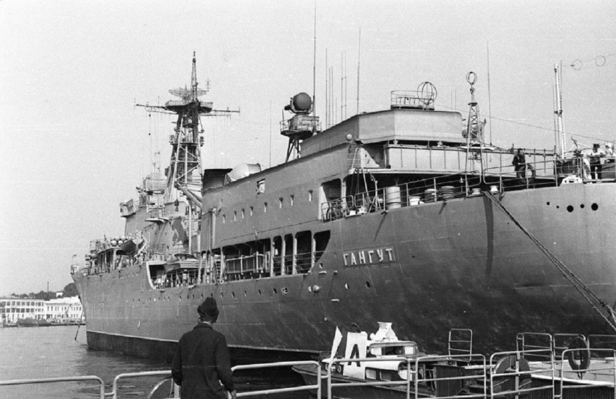 Учебный корабль Гангут Кронштадт