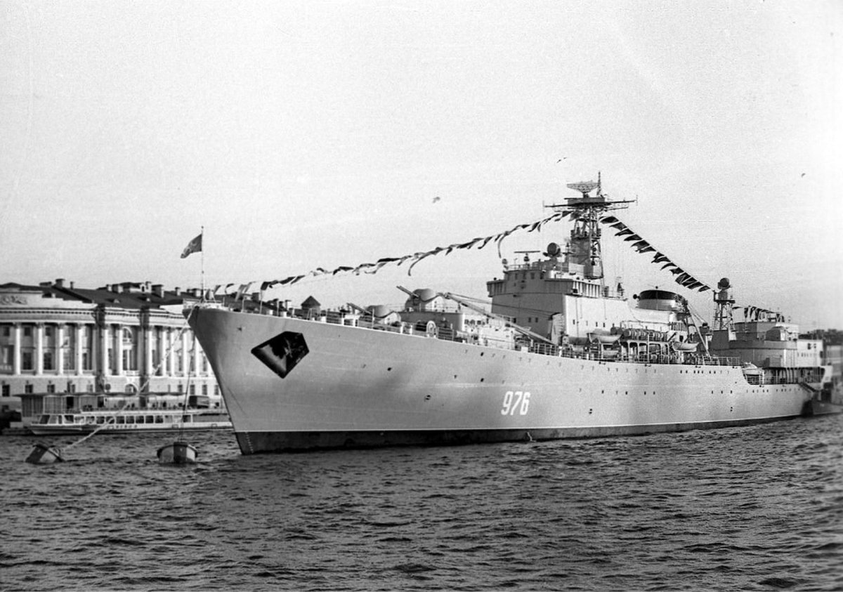 Корабль Гангут в Кронштадте