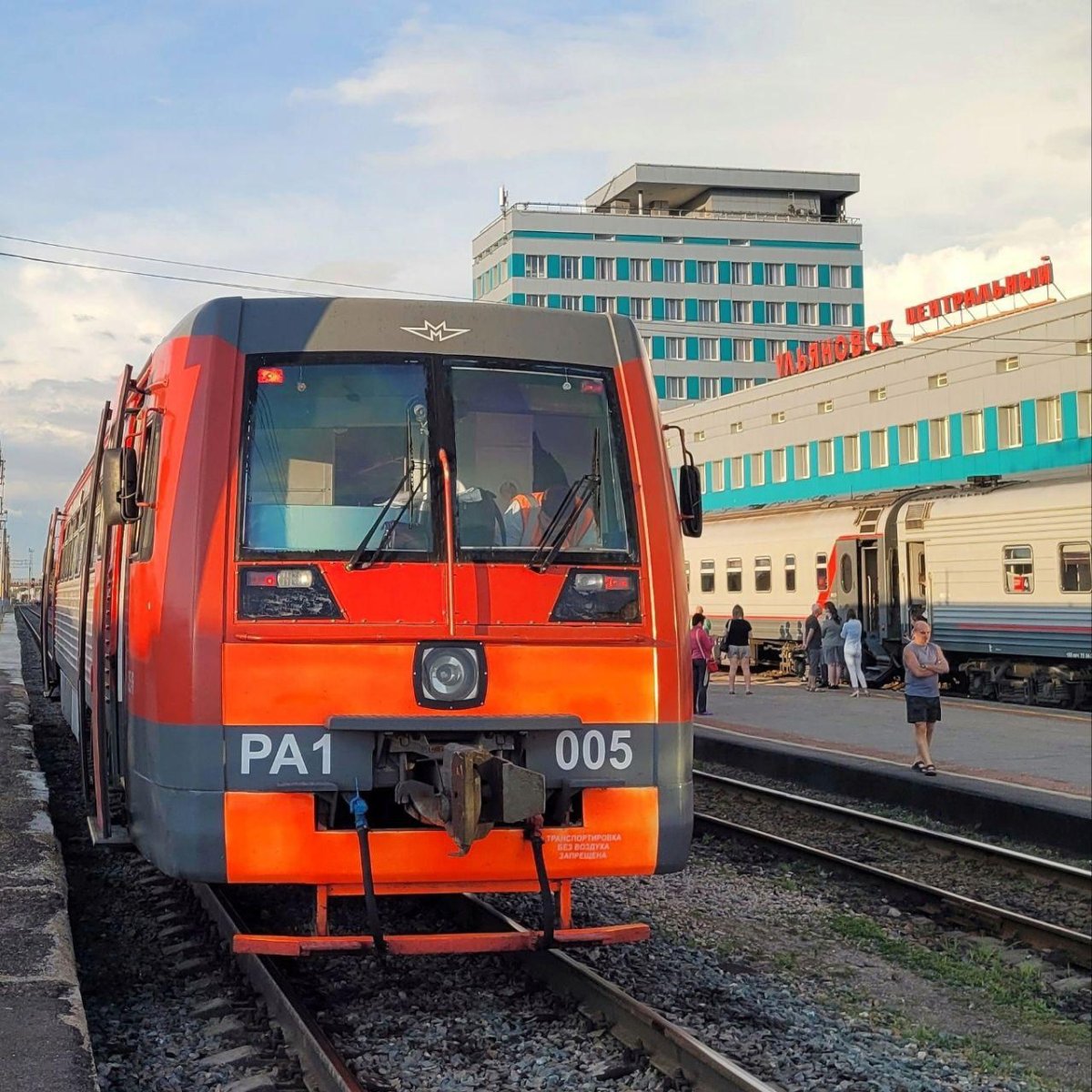 Пригородный поезд