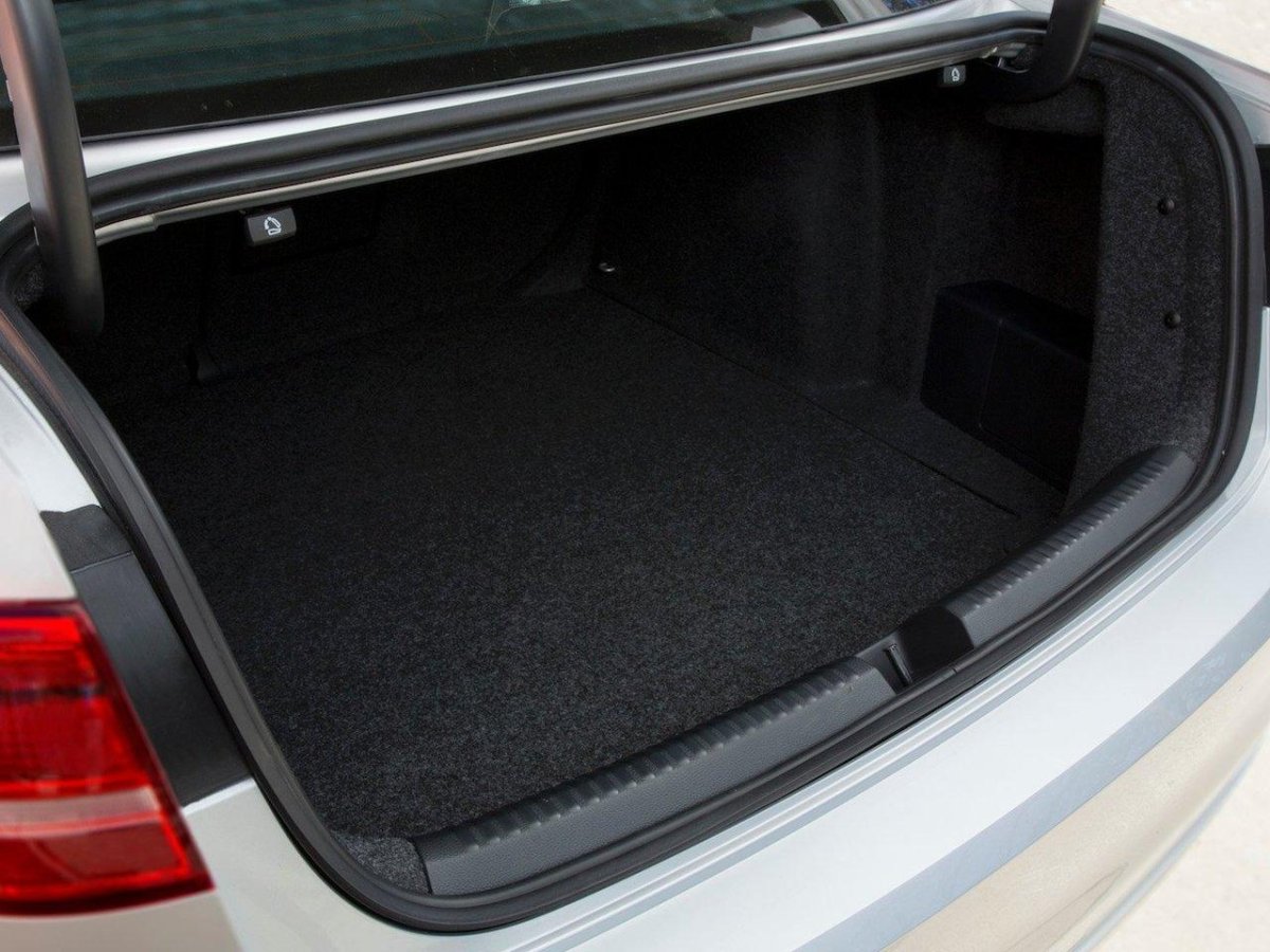 Фольксваген Джетта 2014 года багажник