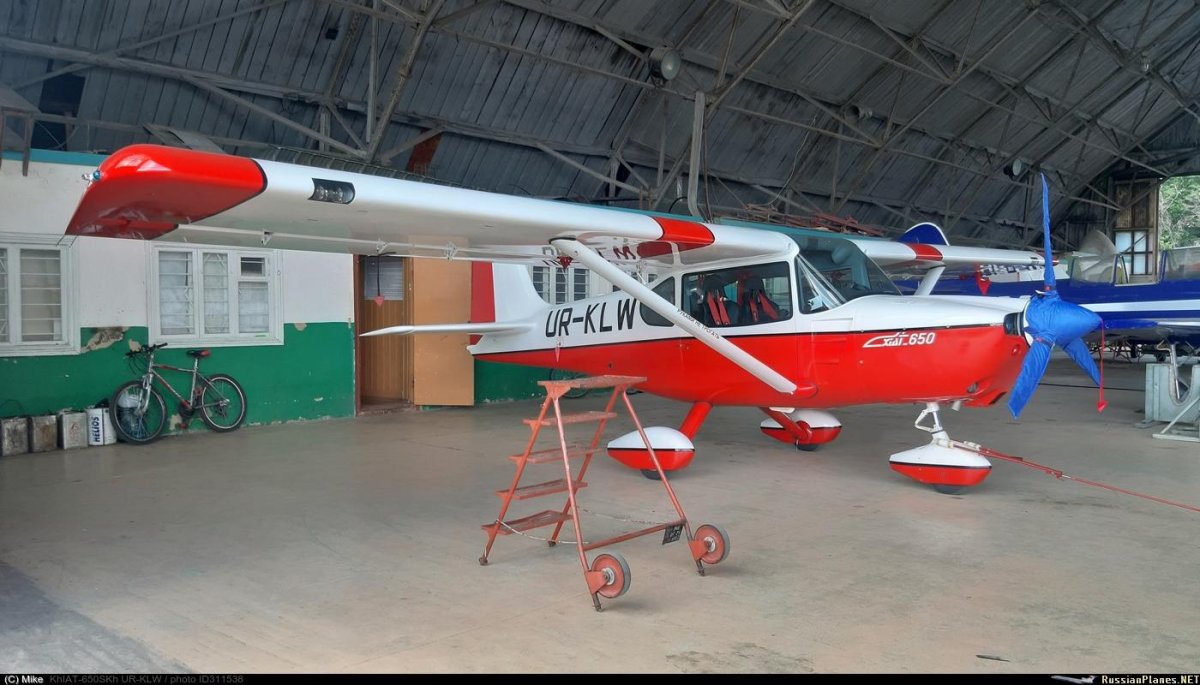 Самолет другой