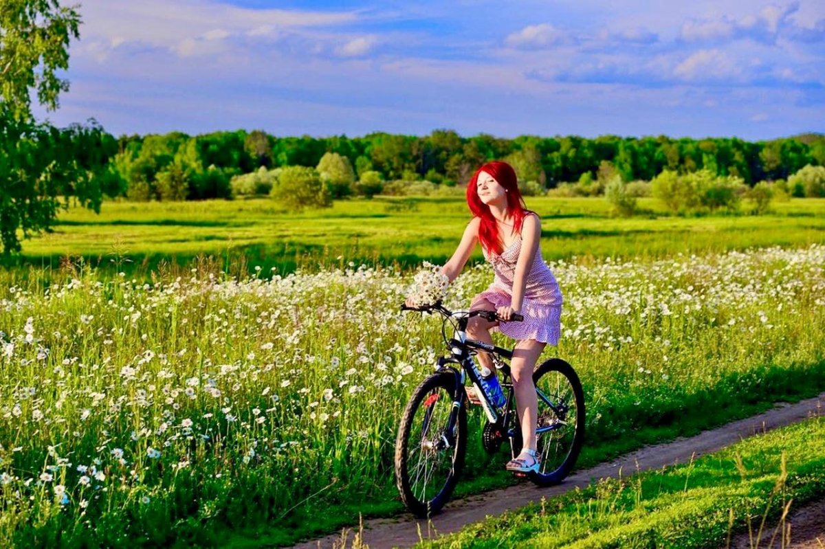 Девушка на велосипеде