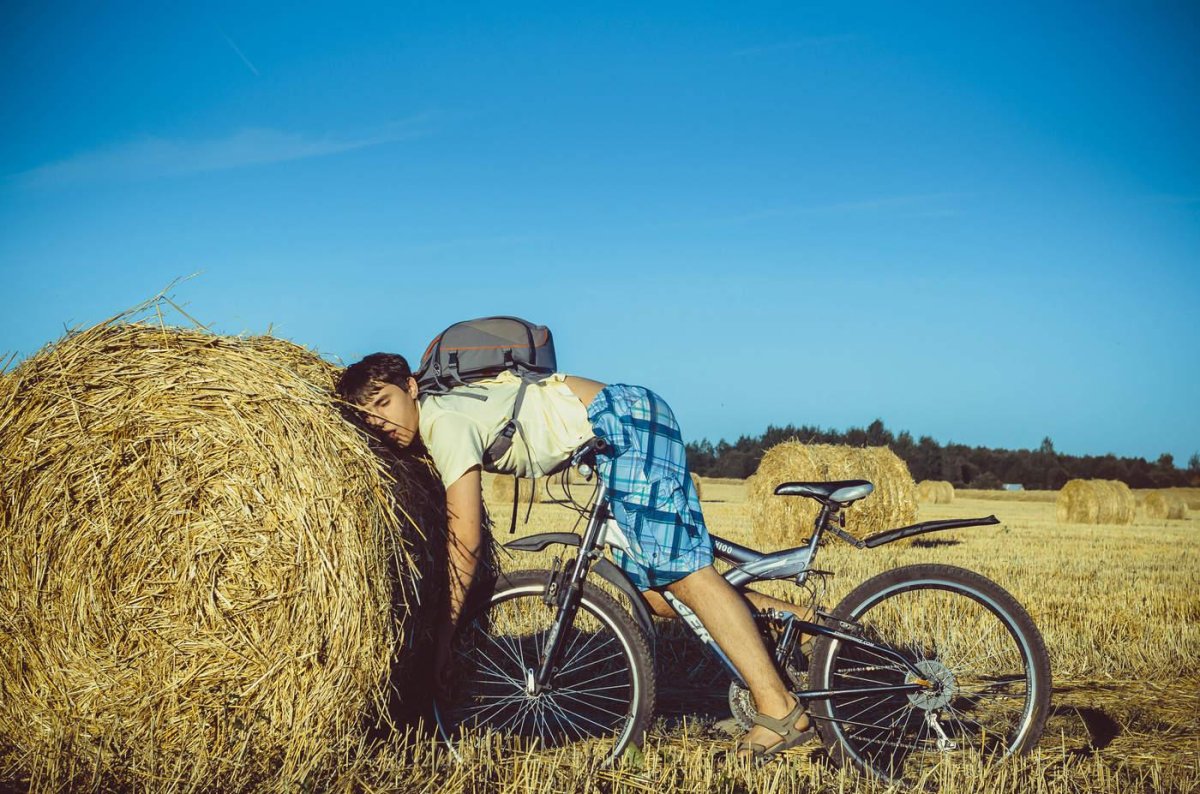 Велосипед в поле