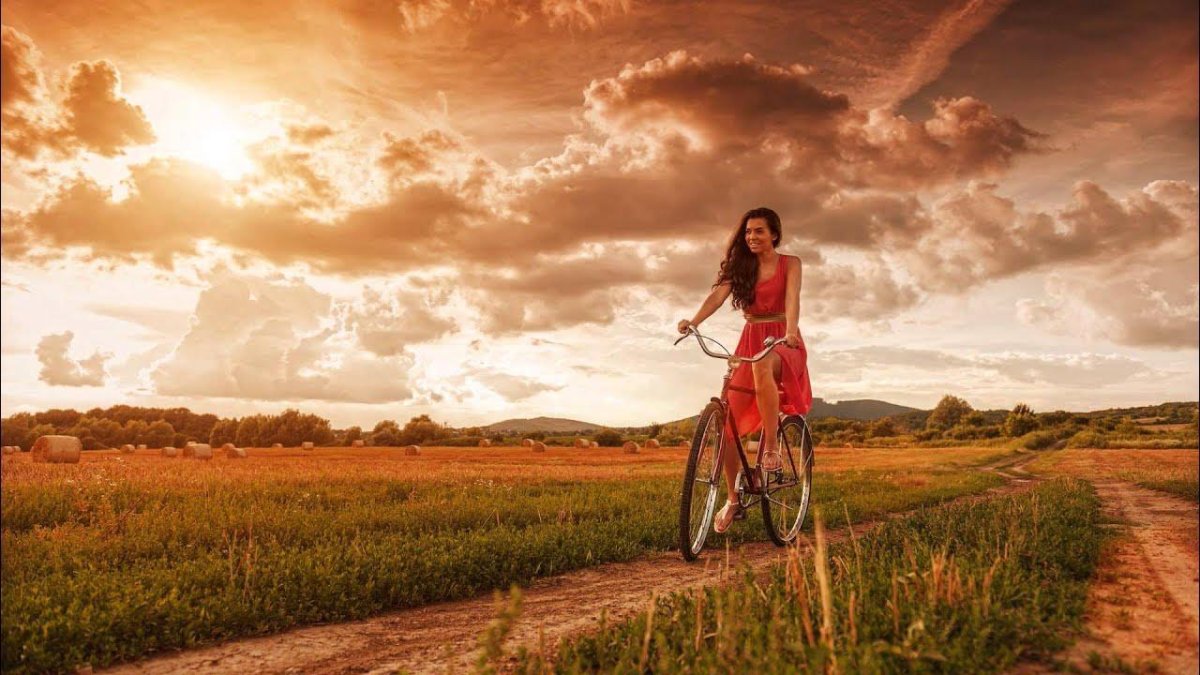 Девушка на велосипеде
