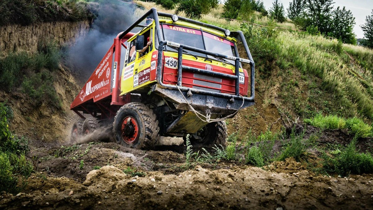 Огромный внедорожник