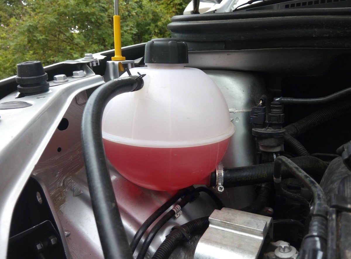 Расширительный бачок Лада Веста 1.6