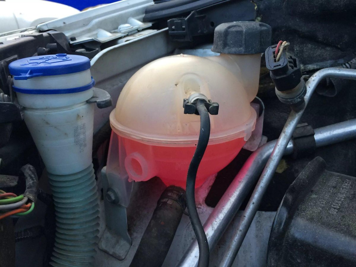 Расширительный бачок Пежо 308