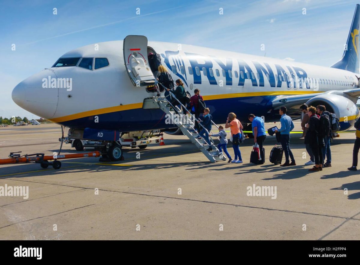 Пассажиры поднимаются в самолет