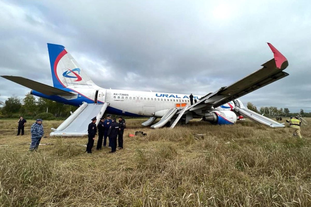 Самолёт сел в поле под Новосибирском