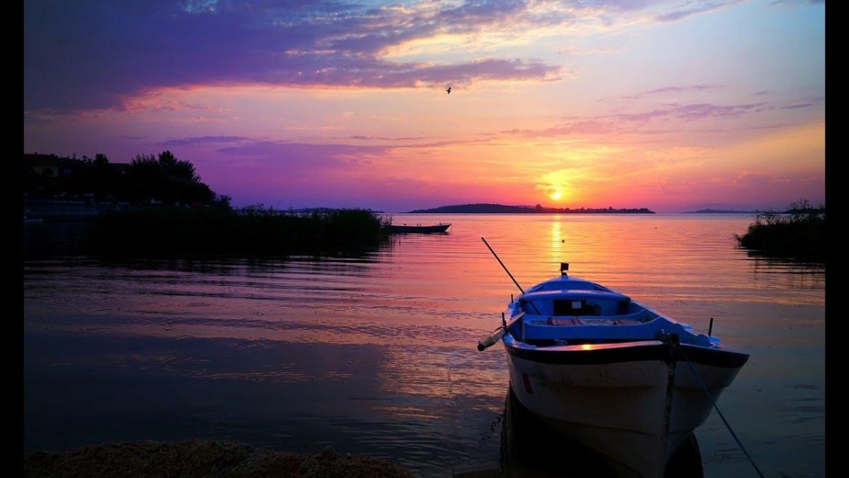 Катер на закате