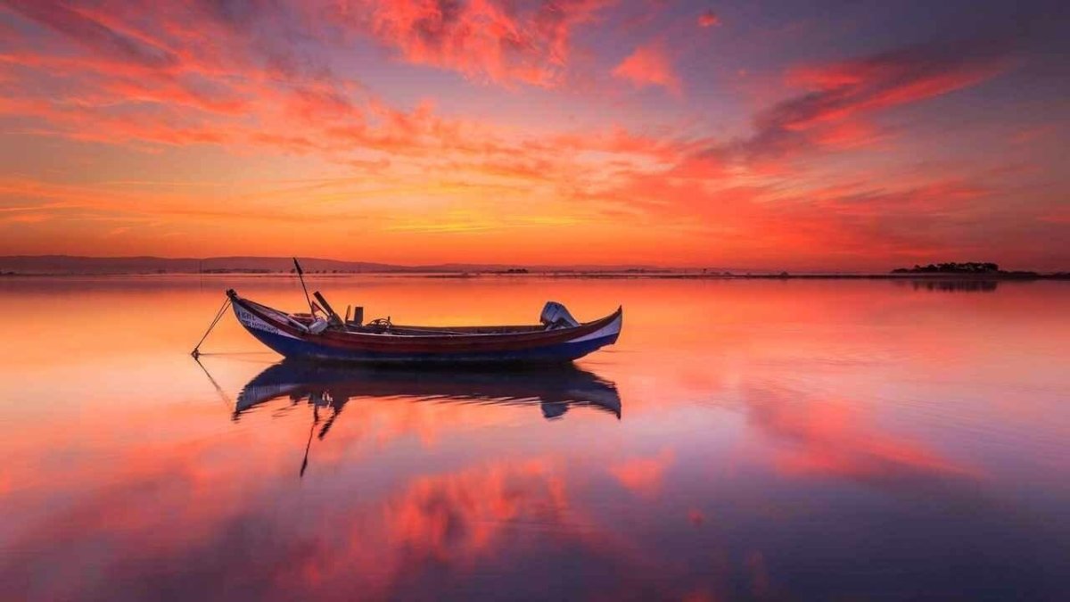 Лодка в море