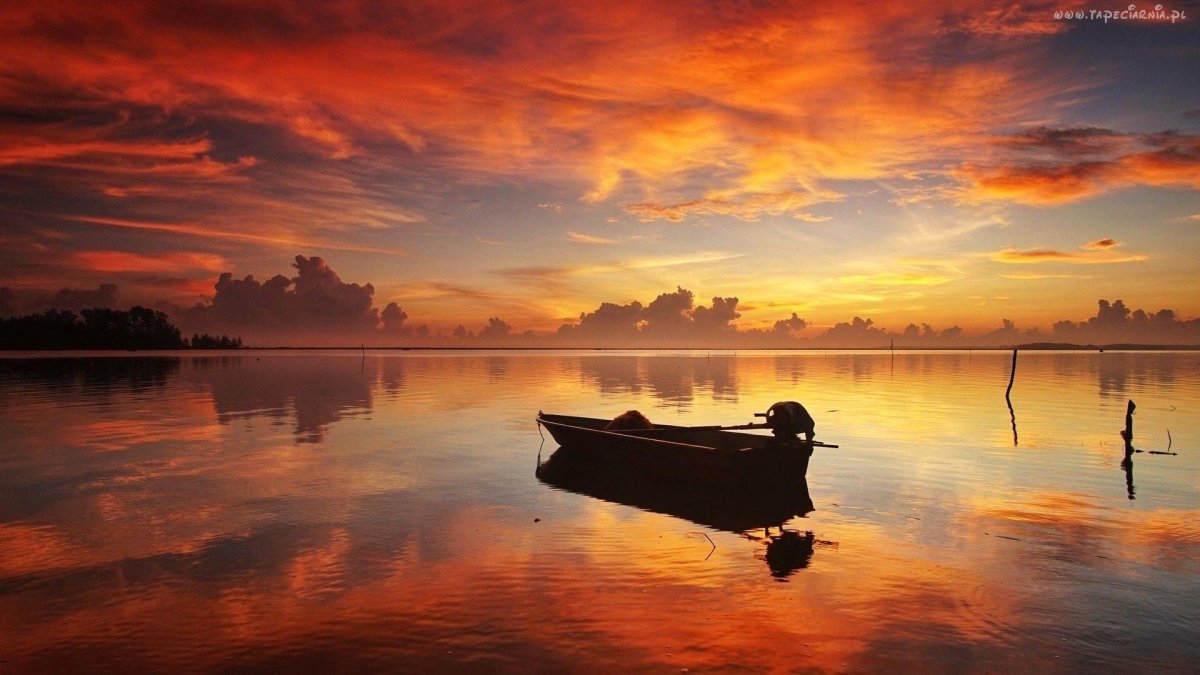 Лодка на реке закат
