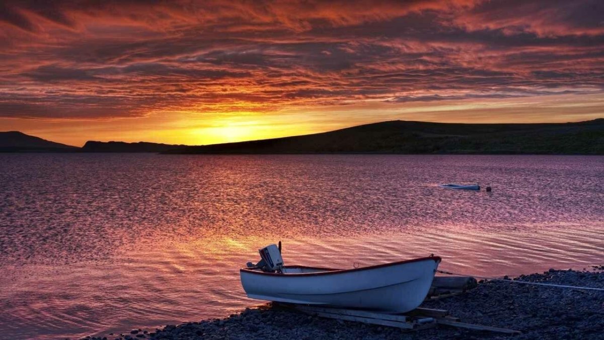 Лодка в море