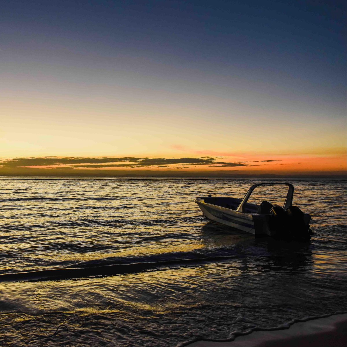 Катер на закате