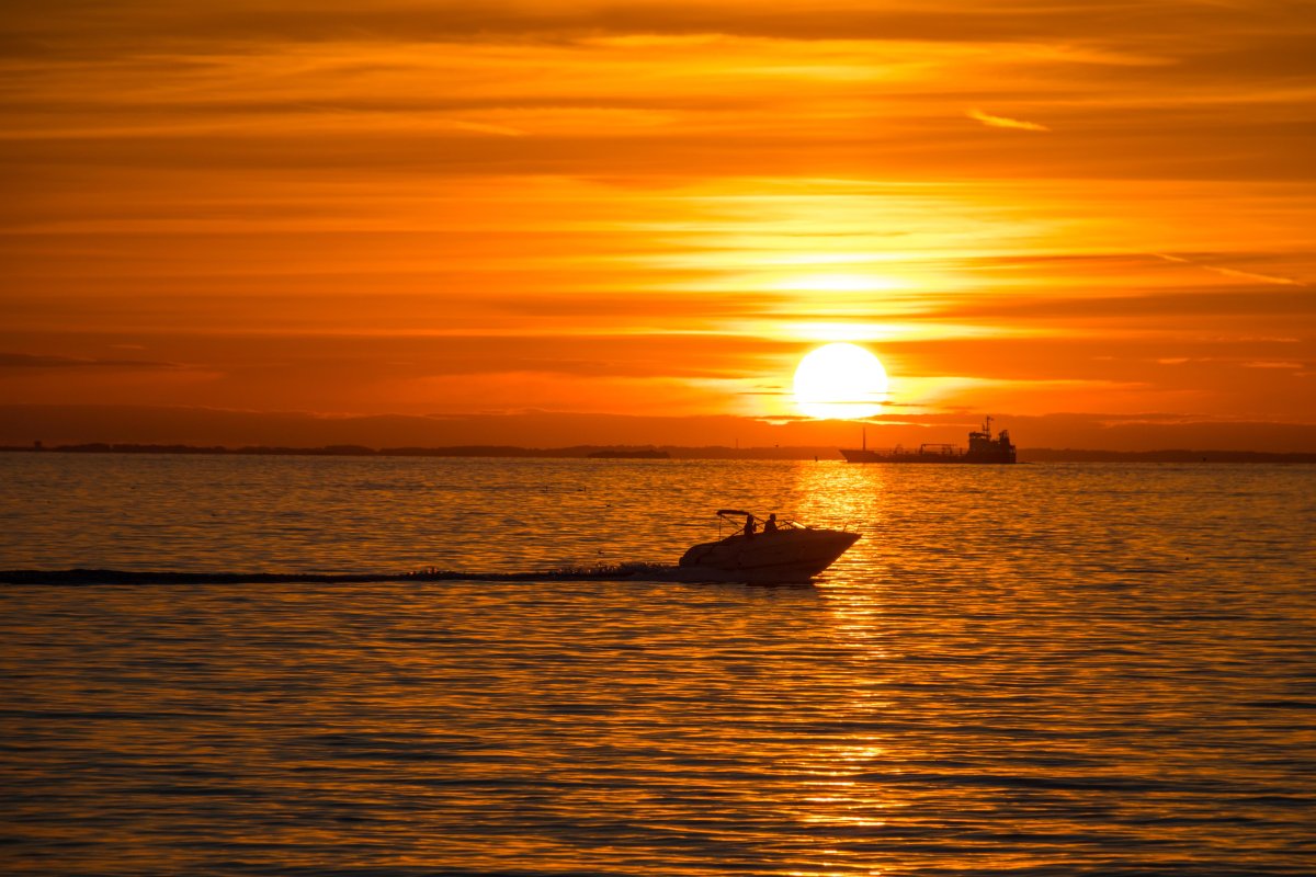 Море закат лодка