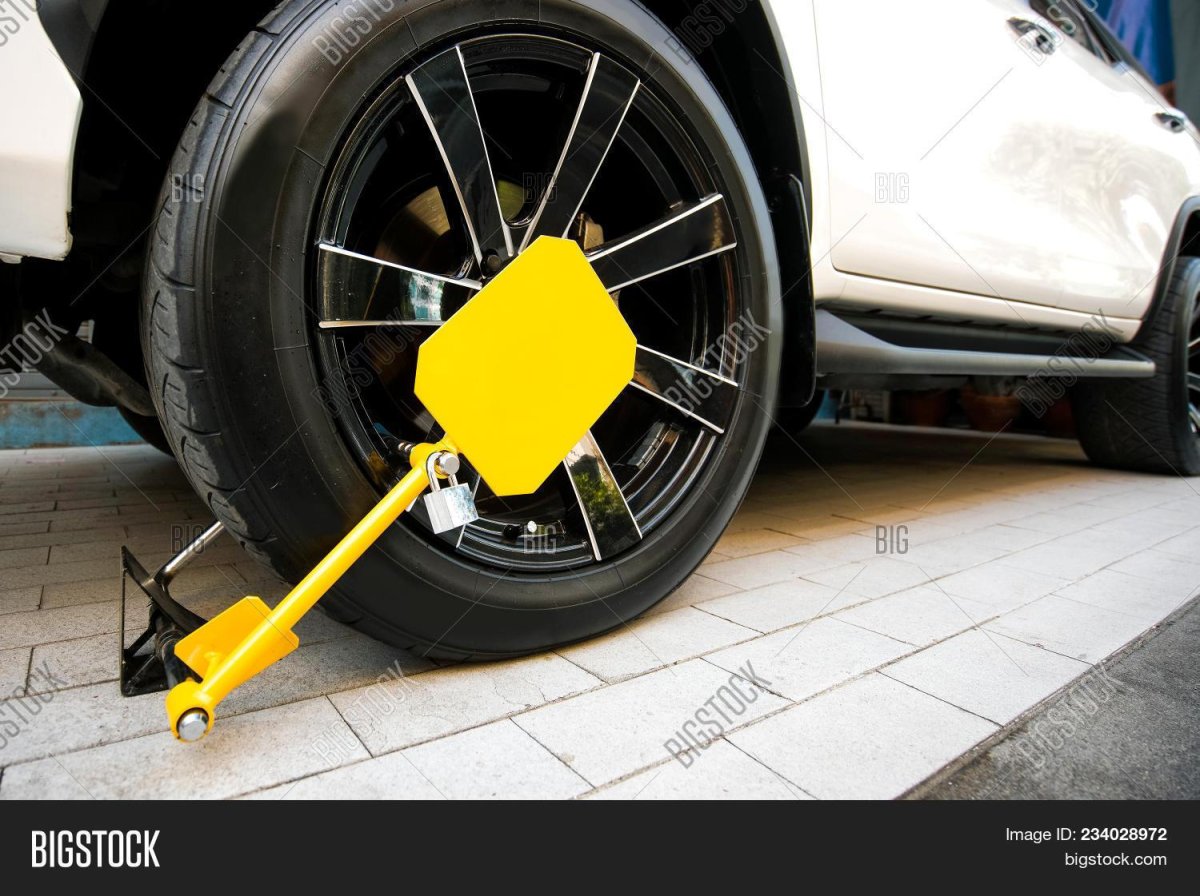 Замок на колесо автомобиля