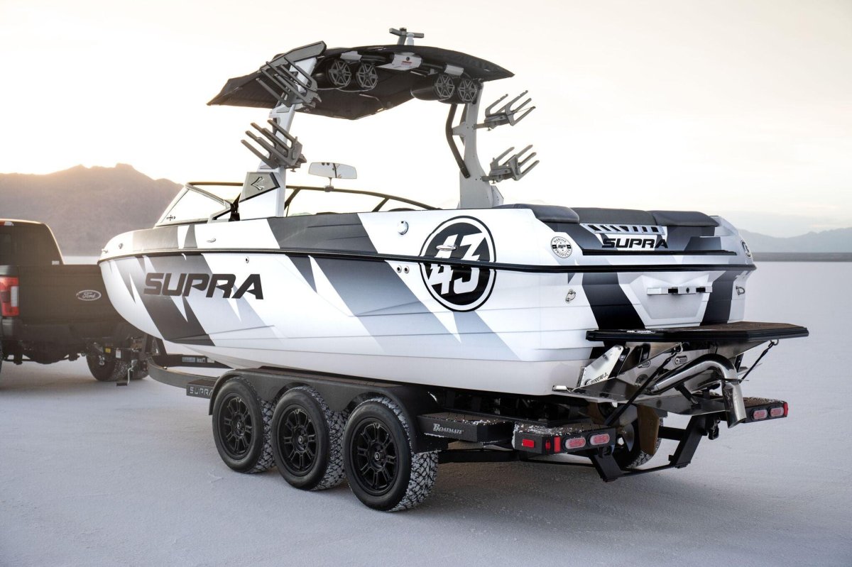 Буксировщик воднолыжника