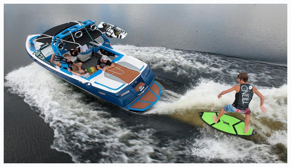 Вейксерф буксировщик