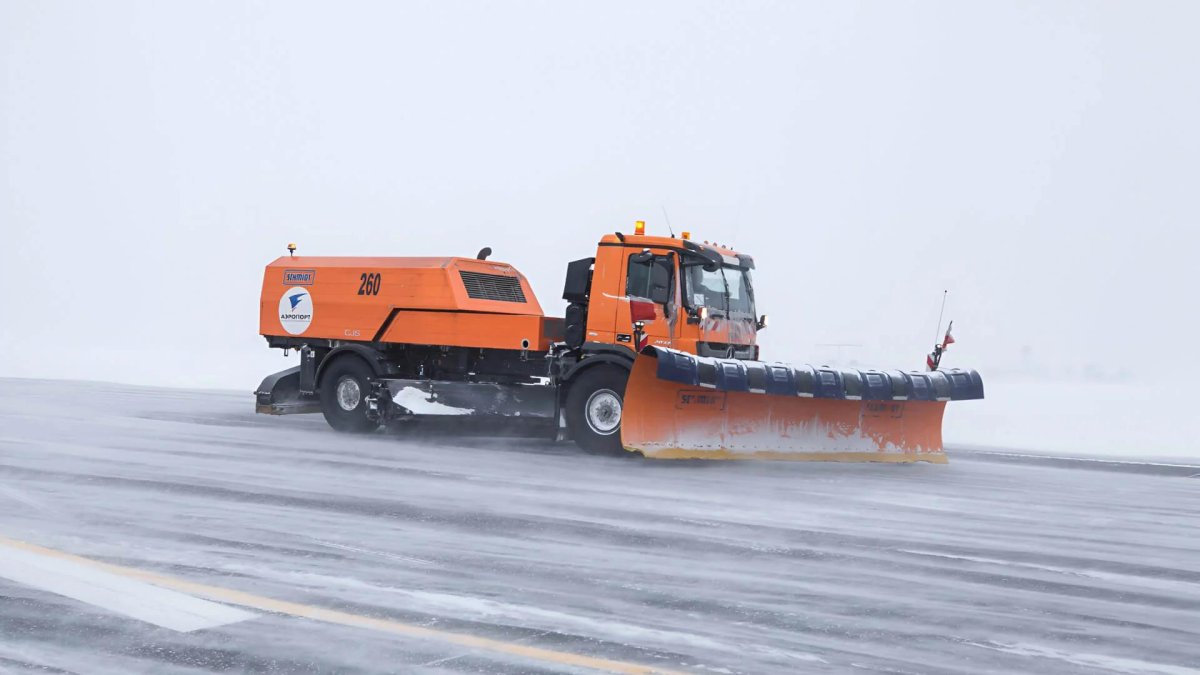 Плужно-щеточная продувочная Аэродромная уборочная машина ББ-6000-ПБА